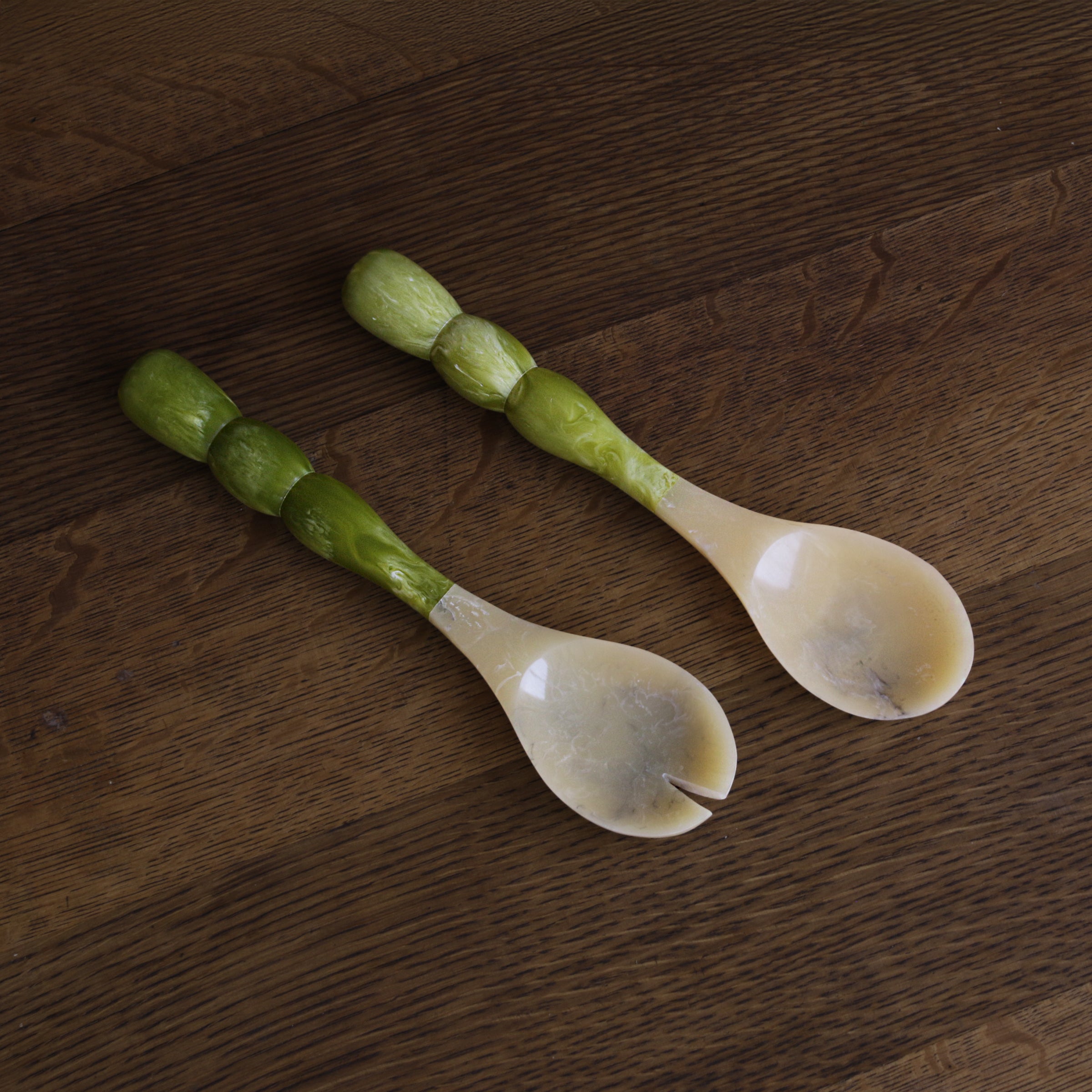 3016_3 RESIN Rio Bubble Salad Servers (Green) - Image 1