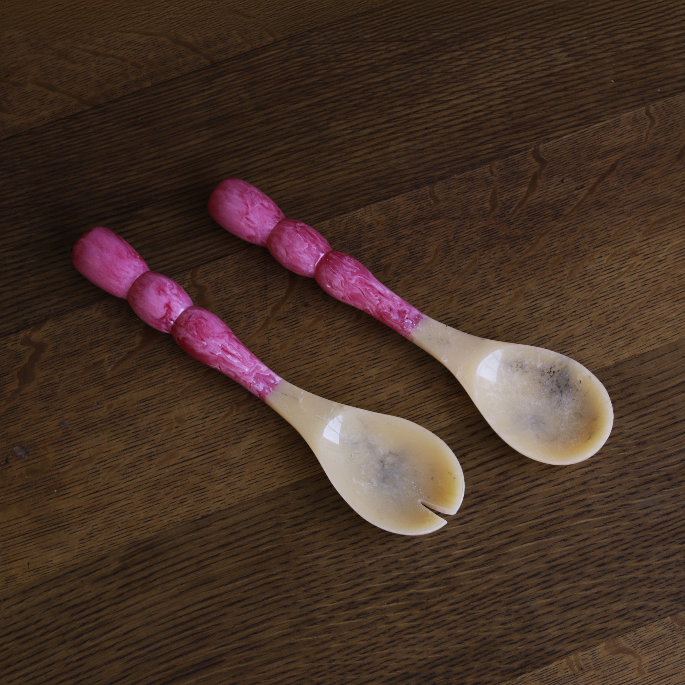 3017_3 RESIN Rio Bubble Salad Servers (Pink) - Image 1