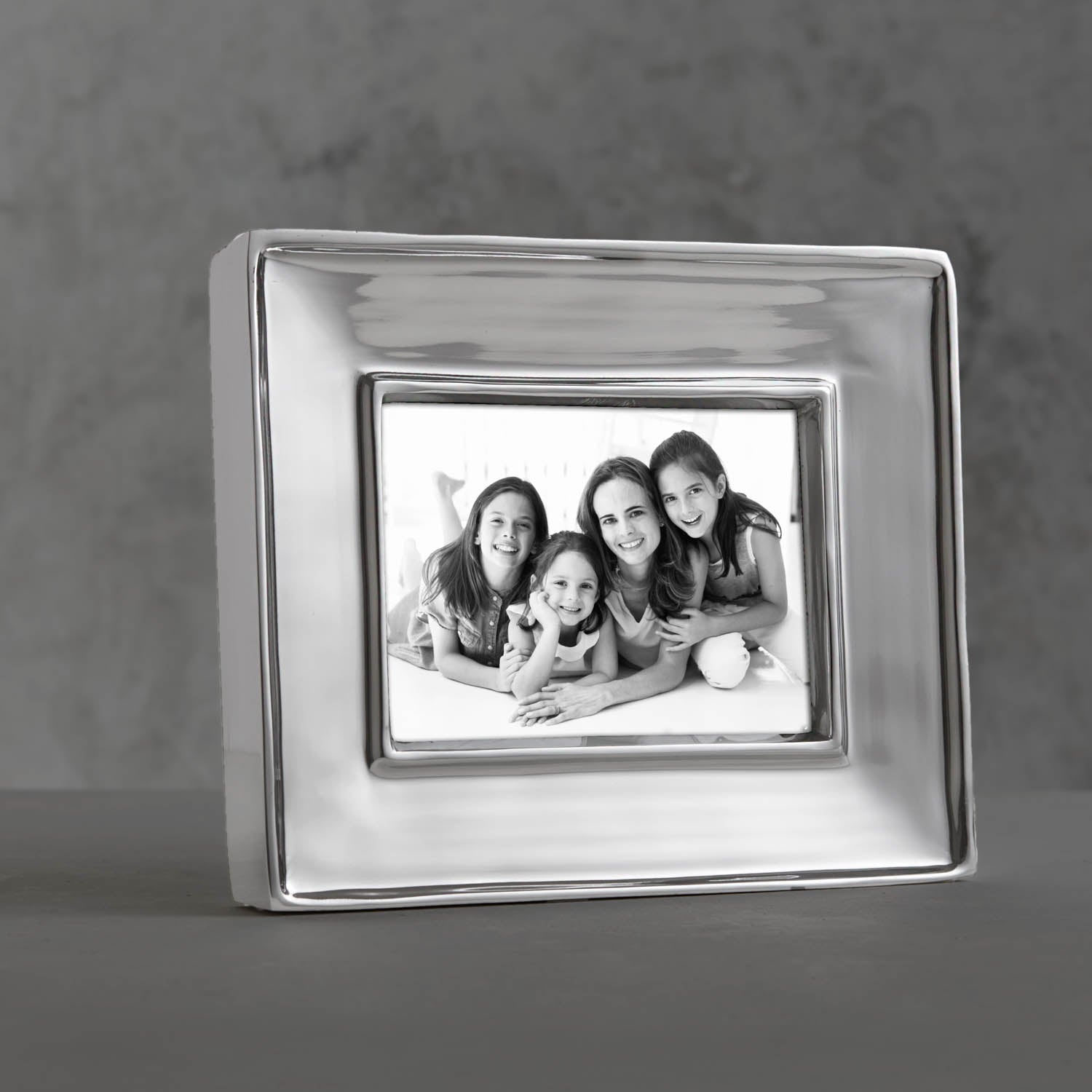 6613_product FRAME Soho Madison 5 x 7 Horizontal Frame - Image 1